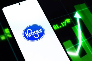 Batı Bangal, Hindistan - 20 Nisan 2022: Telefon ekranında Kroger logosu.