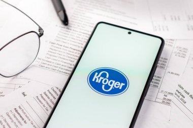 Batı Bangal, Hindistan - 20 Nisan 2022: Telefon ekranında Kroger logosu.