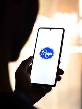 Batı Bangal, Hindistan - 20 Nisan 2022: Telefon ekranında Kroger logosu.
