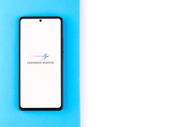 Batı Bangal, Hindistan - 20 Nisan 2022: Telefon ekranı görüntüsünde Lockheed Martin logosu.