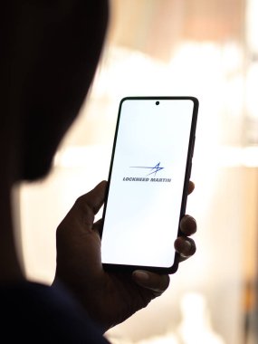 Batı Bangal, Hindistan - 20 Nisan 2022: Telefon ekranı görüntüsünde Lockheed Martin logosu.