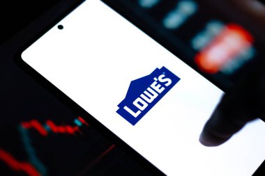 Batı Bangal, Hindistan - 20 Nisan 2022: Lowe 'un telefon ekranındaki logosu.