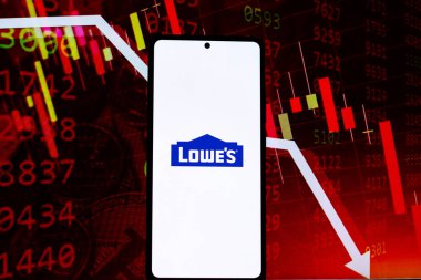 Batı Bangal, Hindistan - 20 Nisan 2022: Lowe 'un telefon ekranındaki logosu.