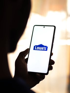 Batı Bangal, Hindistan - 20 Nisan 2022: Lowe 'un telefon ekranındaki logosu.