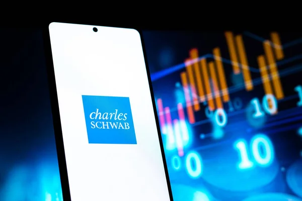 West Bangal India April 2022 Charles Schwab Corporation Logo Phone — Stock Photo, Image