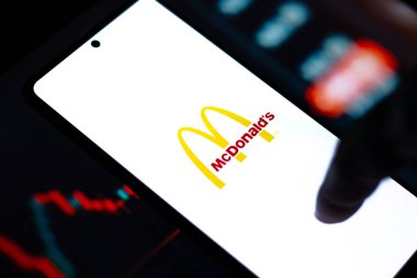 Batı Bangal, Hindistan - 09 Ekim 2021: Telefon ekranında McDonald 's logosu.