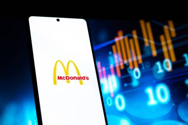 Batı Bangal, Hindistan - 09 Ekim 2021: Telefon ekranında McDonald 's logosu.