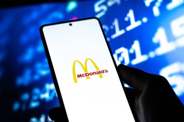 Batı Bangal, Hindistan - 09 Ekim 2021: Telefon ekranında McDonald 's logosu.