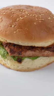 Beyaz arka planda izole edilmiş taze lezzetli burger..