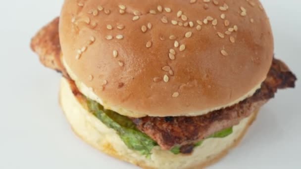 Friss Ízletes Burger Elszigetelt Fehér Háttér — Stock videók