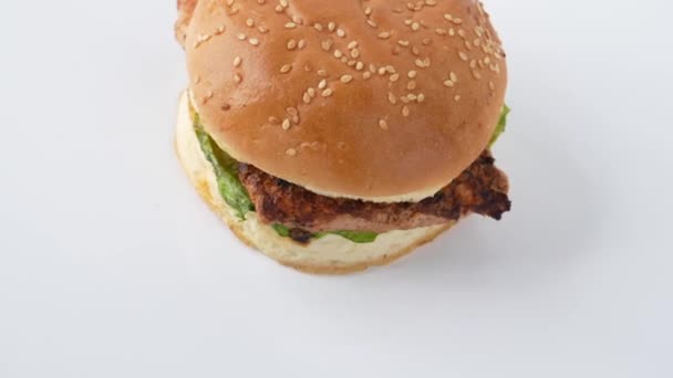 Frische Leckere Burger Isoliert Auf Weißem Hintergrund — Stockvideo