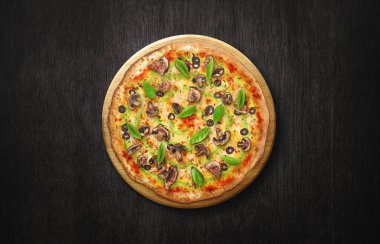 Koyu arka planda pizza. Lezzetli geleneksel İtalyan pizzasının en iyi manzarası. Reklam için iyi bir kullanım.