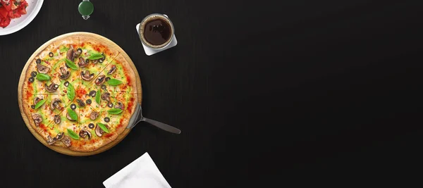 Koyu arka planda pizza. Lezzetli geleneksel İtalyan pizzasının en iyi manzarası. Reklam için iyi bir kullanım.