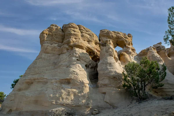 Sabahın erken saatleri ve ince bulutlar Aztek New Mexico yakınlarındaki Potter Kanyonu 'nda Sütun Yayı için sanatsal bir ortam sağlar.