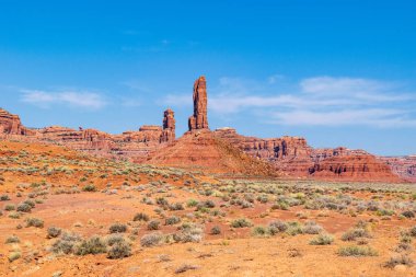 Çöl zemininden yükselen iki kızıl kaya tepesi Utah 'taki Tanrıların Vadisi manzaralı bölgeye dramatik bir patlama getirdi.