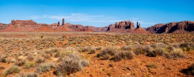 Uçsuz bucaksız manzaranın panorma manzarası, sayısız kırmızı kaya oluşumu ve tepe noktalarıyla Tanrılar Vadisi Utah.