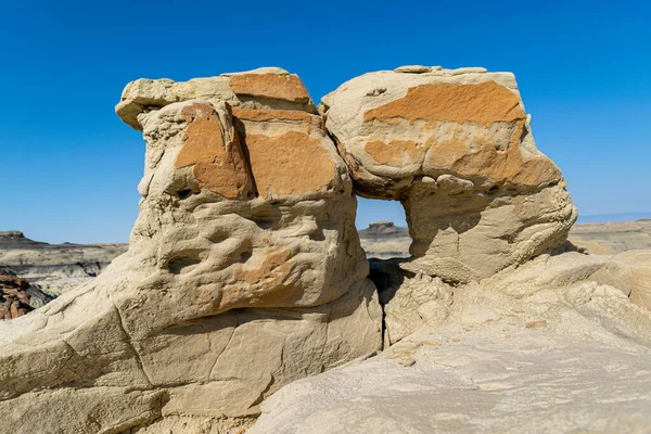 Dvě Líbací Skály Tvoří Okno Dívají Vzdálené Bisti Badlands — Stock fotografie