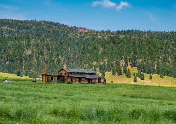 Missing Cabin Stands Grassy Field Foot Nearby Hill — Stock Photo, Image