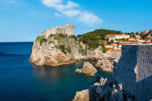 Adriyatik Denizi ve Eski Kent Duvarı Hırvatistan 'ın Dubrovnik kentindeki Fort Lovrijenac çerçevesini oluşturuyor