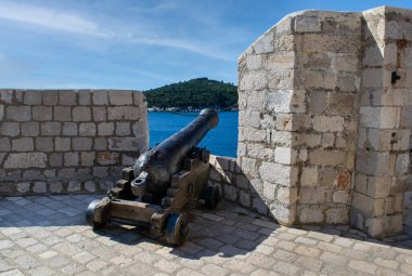 Hırvatistan 'ın Dubrovnik kentindeki Eski Şehir Duvarları tarafından inşa edilen kalenin kalıntıları olarak toplar duruyor