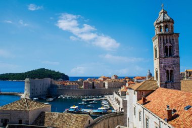 Fransisken Manastırı çan kulesi Dubrovnik 'in Eski Şehir Duvarları ve limanının üzerinde duruyor.