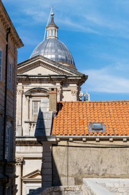 Eski kasabadaki Dubrovnik Katedrali 'nin kubbesine detaylı bir bakış.