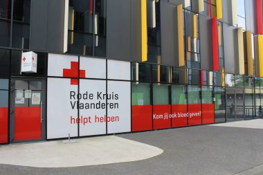 AALST, BELGIUM, 10 EKİM 2021 Flanders 'daki Flaman Kızılhaç yardım merkezinin dış görüntüsü. Flaman Kızılhaç gönüllü bir örgüt ve Belçika ve Uluslararası Kızılhaç örgütlerinin bir parçasıdır..