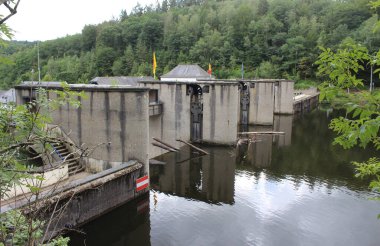 Belçika 'da Houffalize yakınlarındaki Nisramont Barajı manzarası. Baraj, Bastogne platosunun, Ourthe ve Aisne havzalarının belediyelerine içme suyu sağlıyor..