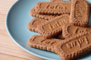 AALST, BELGIUM, 21 EKİM 2021: Tahta bir masadaki gerçek Belçika spekülasyonlarının (biscoff) görüntüsü. Bisküvi artık dünya çapında bir yemek malzemesi..