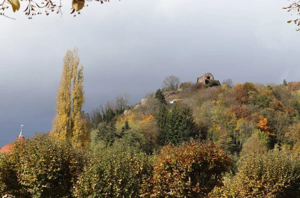 2021年11月2日 法国桑拿市 从Thann镇俯瞰一座俯瞰全城的被毁山顶城堡Chateau Engelborg的秋天景色 阿尔萨斯的一个受欢迎的旅游胜地 — 图库照片