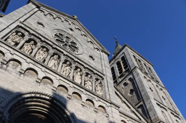 Rochefort 'taki Meryem Ana' nın mavi gökyüzüyle dış görünüşü. 19. yüzyıl kilisesi, Belçika 'nın Wallonia eyaletinin Namur ilinde tarihi bir simgedir. Boşluğu sağ üstte kopyala.