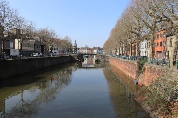 GHENT, BELGIUM, 23 Mart 2022: Belçika 'nın Dampoort bölgesinde Hagelandkaai manzarası. Dampoort önemli bir Flaman taşıma merkezi olan kentsel bir yerleşim alanıdır..