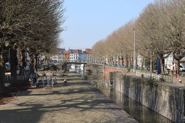 GHENT, BELGIUM, 23 Mart 2022: Belçika 'nın Dampoort bölgesinde Schoolkaai manzarası. Dampoort önemli bir Flaman taşıma merkezi olan kentsel bir yerleşim alanıdır. Yukarıdaki alanı kopyala