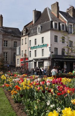 BOULOGNE-SUR-MER, FRANCE, 12 Nisan 2022: Boulogne, Pas-de Calais 'deki Ephemeral Gardens ve Old Town cafe manzarası. Boulogne-Sur-Mer bir kıyı kenti ve popüler bir turizm beldesidir..
