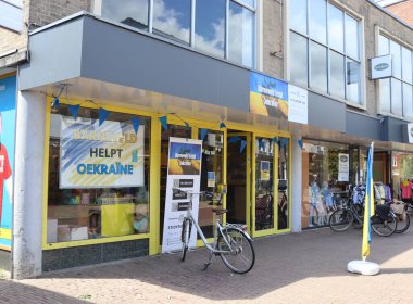 BARNEVELD, NETHERLANDS, 27 Mayıs 2022: Kâr amacı gütmeyen kuruluş Barneveld Barneveld 'de Ukrayna' ya yardım ediyor. Örgüt, özellikle Ukraynalı mültecilere yardım etmek için kuruldu..