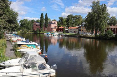 İsveç 'in Askersund limanındaki liman ve rıhtım manzarası. Askersund, Vattern Gölü 'nün kuzey ucunda yer alan pitoresk bir kasabadır..