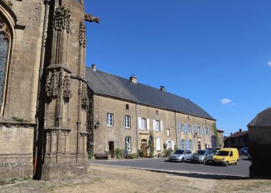 MONTMEDY, FRANCE, 3 AĞUSTOS 2022: Fransa 'nın Meuse bölgesinde Montmedy yakınlarındaki Avioth köyü ve turizm ofisi manzarası. Avioth, Meryem Ana 'nın Bazilikası' na ev sahipliği yapar..
