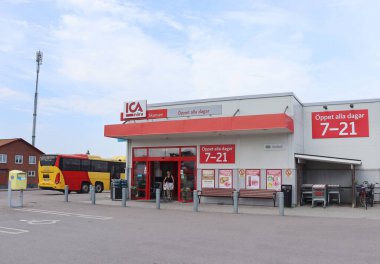 MorbYLANGA, SWEDEN, 16 AĞUSTOS 2022: Oland 'daki Morbylanga' daki ICA süpermarketinin görüntüsü. ICA, gıda ve sağlık odaklı İsveçli bir perakendecidir ve İskandinav ülkelerindeki en büyük ikinci perakende şirketidir. İllüstrasyon Editörü.