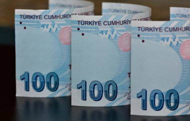 15 Ekim 2021 İzmir, hindi. Siyah arka planda Türk lirasının fotoğrafları. Fotoğraf haber amaçlıdır.