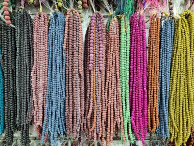 Süsler, süsler yapmak için kullanılan boncuklar..