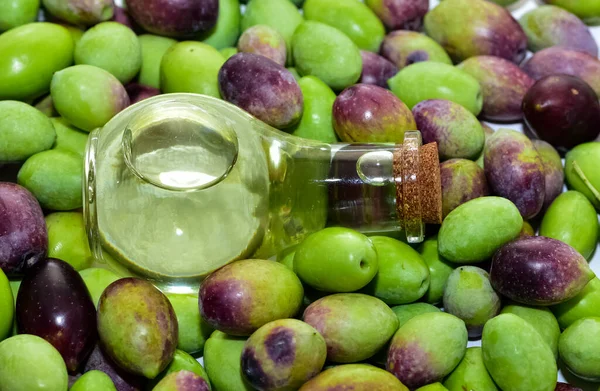 Fotos Von Frischen Oliven Und Olivenöl — Stockfoto