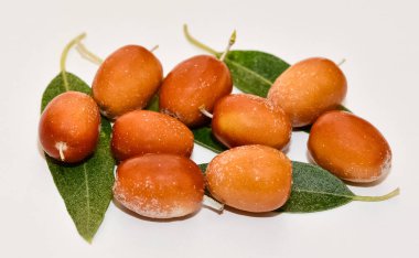 Beyaz arkaplanda kırmızı meyvelerin fotoğrafları