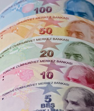 18 Ekim 2021 İzmir, hindi. Beyaz arka planda Türk lirası fotoğrafları. bir haber fotoğrafı.