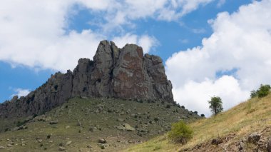 Arkaplan için kırsal alanların, manzaraların, uçurumların ve bulutlu gökyüzünün fotoğrafları.