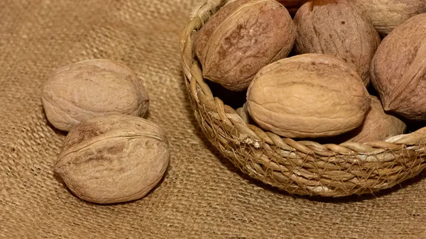 Foto Van Walnoten Met Een Natuurlijke Schelp — Stockfoto