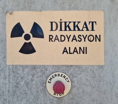 29 Ekim 2021 İzmir, Türkiye. Elektrik panelleri ve acil durum durdurma düğmeleri endüstriyel alanlarda kullanılır. Fotoğraf haber amaçlıdır.