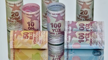 11 Ekim 2021 İzmir, hindi. Siyah arka planda Türk lirası fotoğrafları. bir haber fotoğrafı.