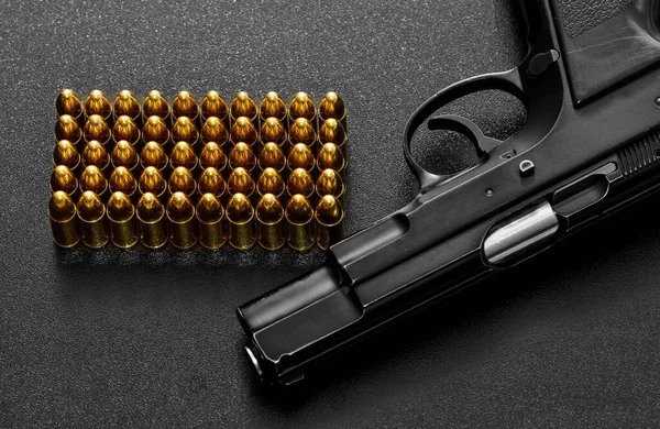 Foto Uma Pistola Preta Balas Fundo Preto — Fotografia de Stock