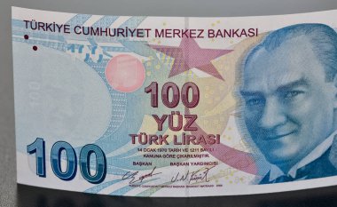 31 Ekim 2021 İzmir, hindi. Siyah arka planda Türk lirasının fotoğrafları. Fotoğraf haber amaçlıdır.