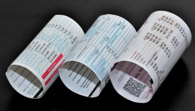 21 Ekim 2021 İzmir, hindi. Elektrik ve gaz faturasının siyah arka plandaki fotoğrafı. Fotoğraf haber amaçlıdır.